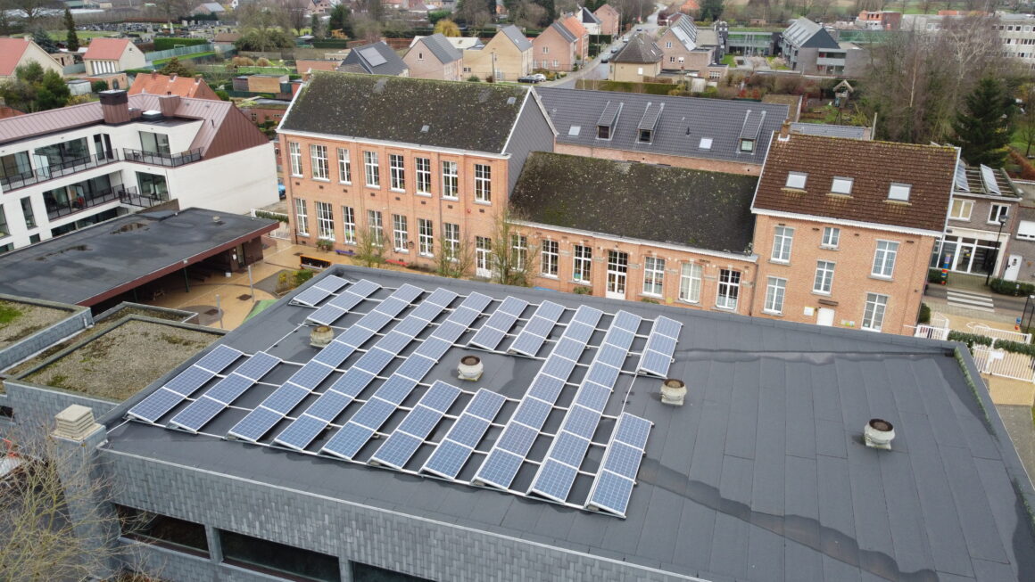 PV-installatie op bib Ranst en de gemeentelijke basisscholen Broechem en Oelegem