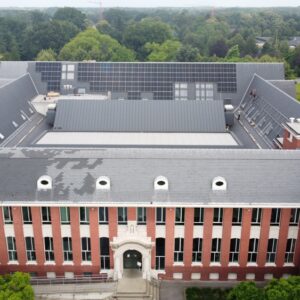 Zonnepanelen op dak van administratief centrum Zoersel