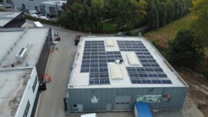 Zonnewind helpt zonnepanelen leggen op het dak van Dox in Lier